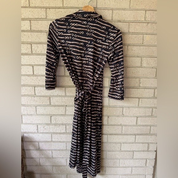 Diane von Furstenberg Black & Gold Chain Print Wrap Dress – Midi V-Neck Sz 2 - Picture 3 of 6